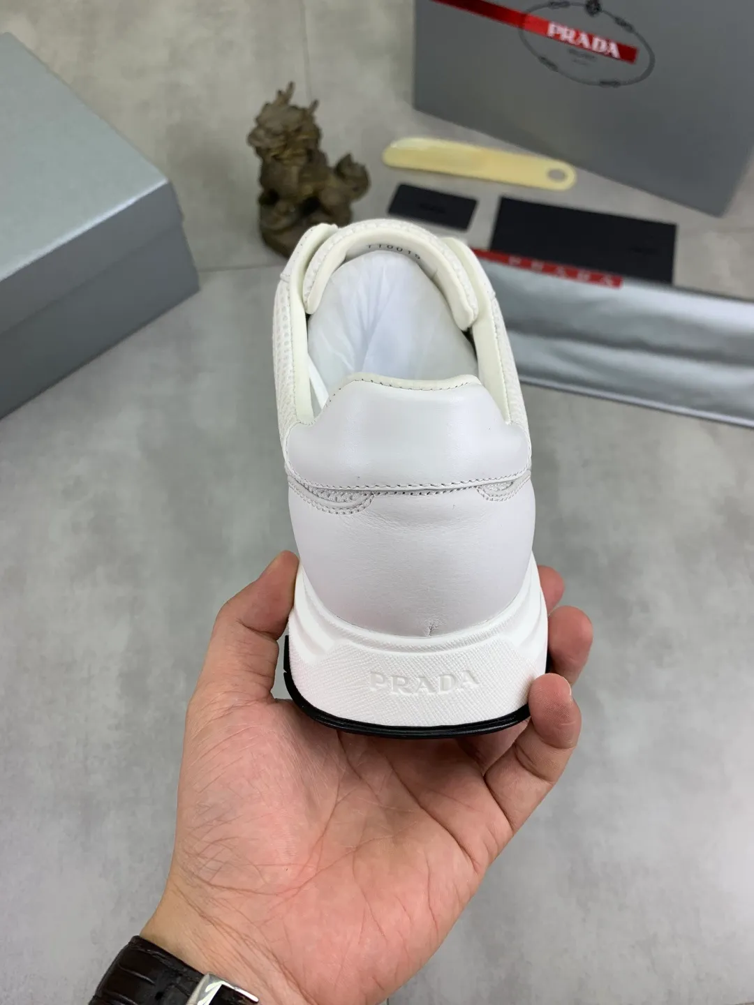 Men's Men's Shoes 💰P560 💰【New Style】 The latest model of high-quality PRADA classic men's shoes has been launched on the official website at a 1:1 replica, synchronized in Hong Kong and on the same catwalk; all made of calfskin➕imported cowhide lining, 🍡🍡original rubber outsole, non-slip and wear-resistant; comfortable on the feet, attractive style, fine workmanship, and simple and neat shoe lasts, highlighting a man's courage and toughness, 👍size 38 to 44 (45 can be customized) black White color🉑️choose
